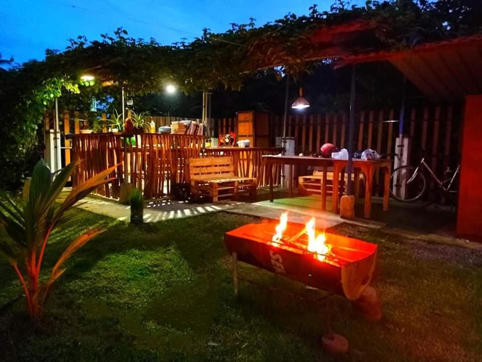 Hilltop Bungalow Hotel Mirissa Buitenkant foto