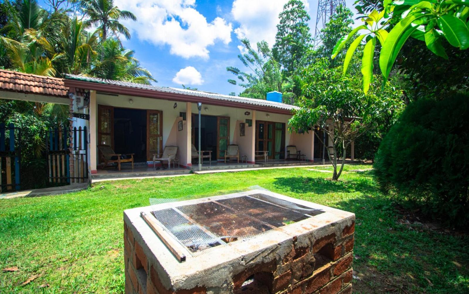 Hilltop Bungalow Hotel Mirissa Buitenkant foto