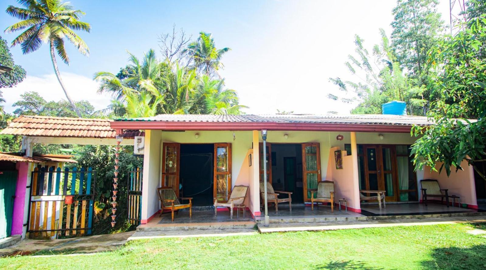 Hilltop Bungalow Hotel Mirissa Buitenkant foto