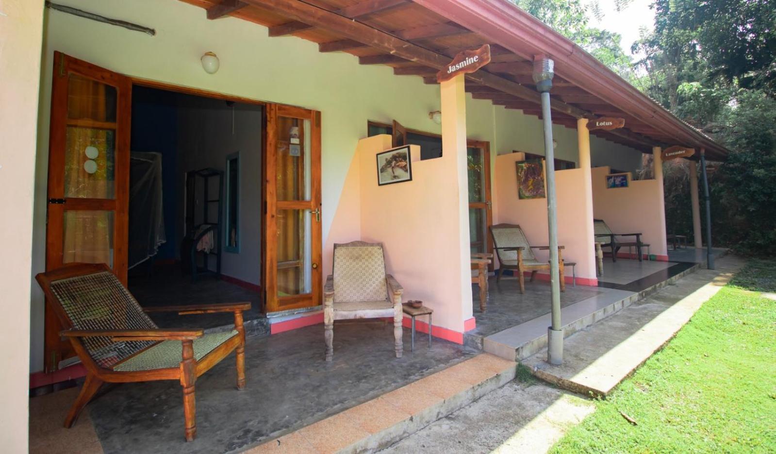 Hilltop Bungalow Hotel Mirissa Buitenkant foto